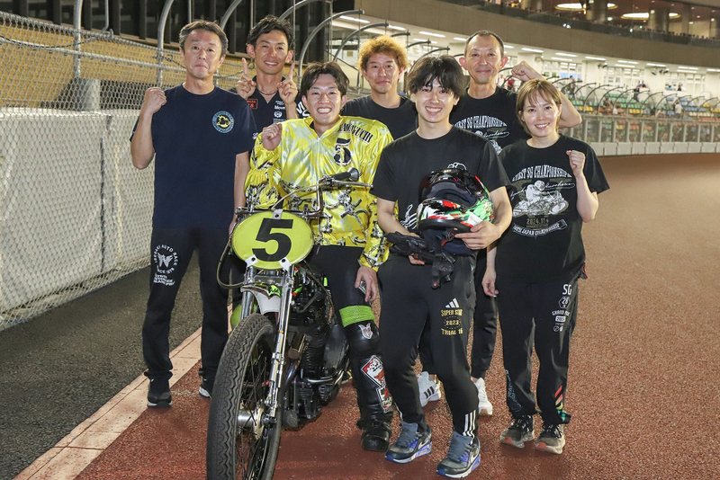 優勝を祝う選手達 (1).jpgのサムネイル画像